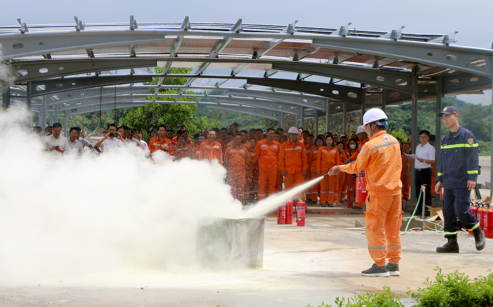 Công nhân Công ty Điện lực dafabet com thực hành sử dụng bình chữa cháy để dập tắt đám cháy