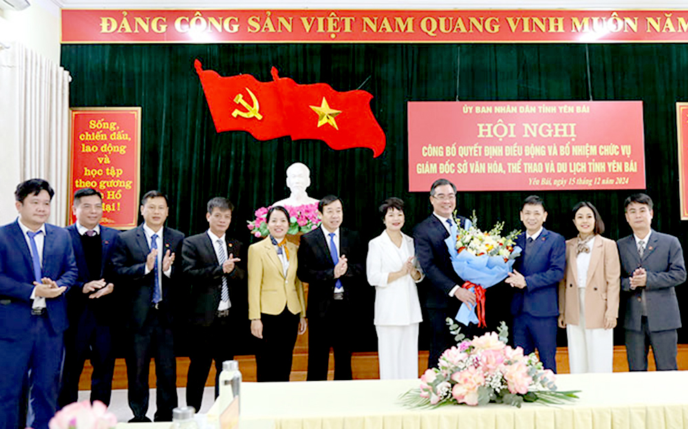 Tập thể lãnh đạo Sở Văn hóa,Thể thao và Du lịch tặng hoa chúc mừng đồng chí Nông Việt Yên giữ chức Giám đốc Sở từ ngày 15/12/2025
