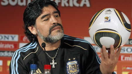 Với Maradona, quả bóng là cả cuộc đời.