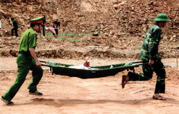 Diễn tập cứu người bị thương do sạt lở đất ở Văn Chấn.
