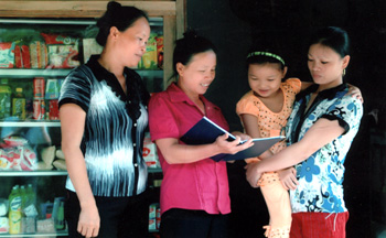 Cán bộ chuyên trách dân số xã Ngòi A và cộng tác viên dân số thôn Khe Bún tuyên truyền các biện pháp tránh thai hiện đại đến người dân.


