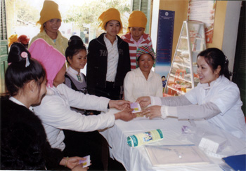 Cán bộ Trạm Y tế phường Pú Trạng (thị xã Nghĩa Lộ) tư vấn và cấp thuốc uống tránh thai cho phụ nữ độ tuổi sinh đẻ trong chiến dịch truyền thông lồng ghép dịch vụ dân số.