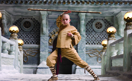 Nhân vật Aang trong The last airbender do diễn viên nhí da trắng Noah Ringer thủ vai.