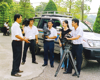 Các phóng viên của Đài trao đổi nghiệp vụ trước giờ làm chương trình truyền hình trực tiếp.
