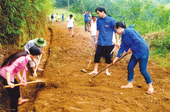 Đội Thanh niên tình nguyện huyện Lục Yên giúp dân nâng cấp, mở rộng đường giao thông nông thôn.
