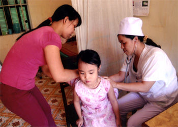 Tổ công đoàn thuộc các trạm Y tế xã, thị trấn phối hợp duy trì tốt hoạt động chuyên môn.
Trong ảnh: Cán bộ Trạm Y tế xã Thịnh Hưng (Yên Bình) khám cho trẻ em.
