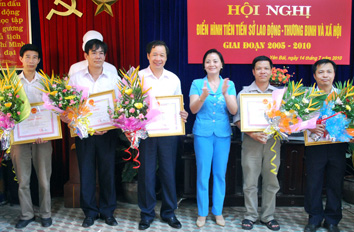 Đồng chí Phạm Thị Thanh Trà - Phó chủ tịch UBND tỉnh trao bằng khen cho các cá nhân có thành tích xuất sắc giai đoạn 2005 - 2010.