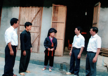 Lãnh đạo Phòng Dân tộc huyện Văn Yên và xã Viễn Sơn thăm gia đình anh Bàn Phú Quý ở thôn Khe Qué mới được hỗ trợ tiền làm nhà từ vốn Chương trình 134.