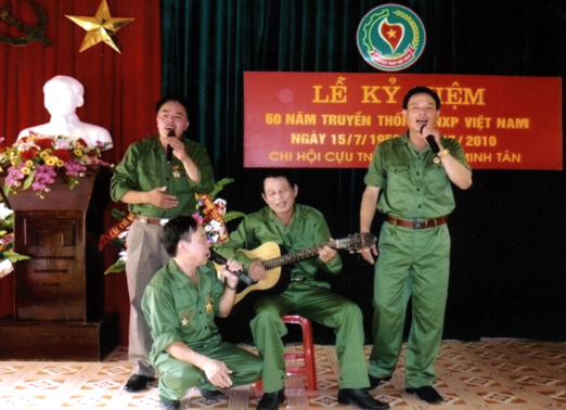 Hội viên Chi hội Cựu TNXP phường Minh Tân, thành phố Yên Bái biểu diễn văn nghệ kỷ niệm 60 năm ngày truyền thống lực lượng TNXP Việt Nam.  (Ảnh: Nguyễn Thanh Nghị)
