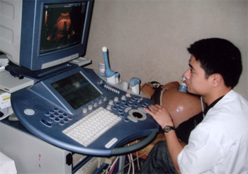 Siêu âm kiểm tra sức khỏe cho phụ nữ có thai ở Phòng khám Đa khoa Hồng Đức (thành phố Yên Bái).