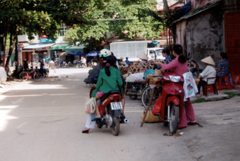 Đường là chợ.
(Ảnh chụp tại khu vực chợ Yên Thinh - TP Yên Bái).
