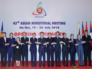 Thủ tướng Nguyễn Tấn Dũng , Tổng Thư ký ASEAN và các Bộ trưởng Ngoại giao ASEAN chụp ảnh chung.