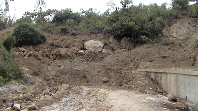Cơn bão số 6 năm 2008 đã gây sạt lở hàng nghìn mét khối đất, làm đứt mạch giao thông duy nhất giữa huyện Lục Yên với xã Tân Phượng.
