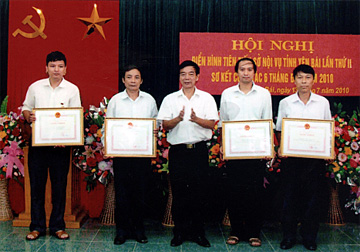 Đồng chí Nguyễn Văn Cường - Giám đốc Sở Nội vụ tỉnh Yên Bái tặng giấy khen cho các cá nhân.
