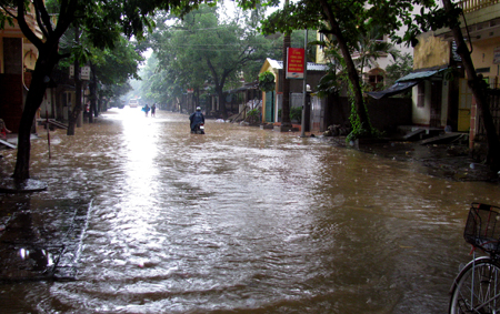 Mưa lớn gây ngập úng cục bộ đường Kim Đồng, phường Minh Tân, thành phố Yên Bái.

