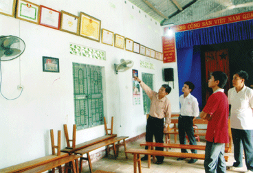Ông Đỗ Văn Chiến - Trưởng thôn 8, xã Minh Quán đang giới thiệu thành tích của thôn.
