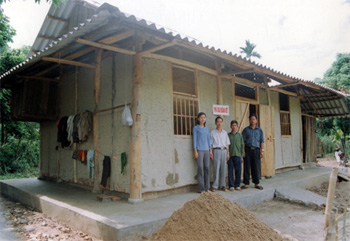 Ủy ban MTTQ thị xã Nghĩa Lộ trao nhà “Đại đoàn kết” cho hộ nghèo, khó khăn ở xã Nghĩa Phúc.
