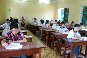 Các thí sinh Hội đồng thi Trường THPT Nguyễn Huệ  (TP Yên Bái) làm bài thi môn Ngữ văn.