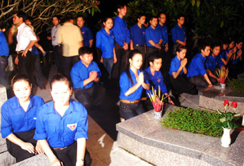 Các đoàn viên thắp hương và nến tri ân các anh hùng liệt sỹ tại Nghĩa trang liệt sỹ tỉnh.