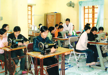 Lớp đào tạo nghề may công nghiệp cho lao động nữ tại Trung tâm Giới thiệu việc làm Hội Phụ nữ tỉnh Yên Bái.
