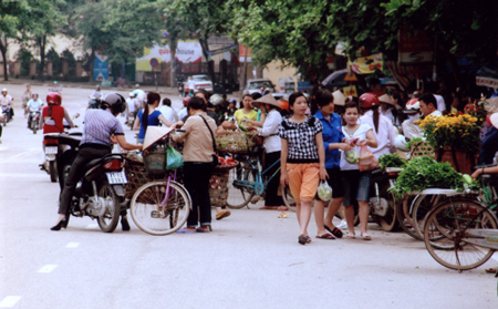 Không đủ chỗ bán hàng, người dân tràn ra lòng đường gây mất ATGT.