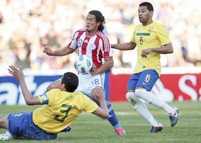Tiền đạo Nelson Haedo (giữa) gây khó dễ cho hàng phòng thủ Brazil ở vòng bảng.
