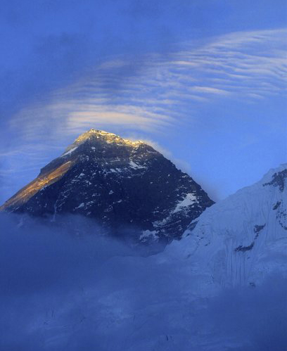 Đỉnh Everest là đỉnh núi cao nhất trên trái đất khi so với mực nước biển, cao 8.848m.