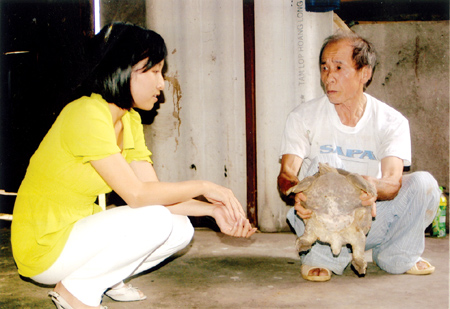 Cán bộ Phòng Lao động - Thương binh và xã hội thị xã thăm mô hình nuôi ba ba của ông Nguyễn Thế Hùng - thương binh 4/4 ở phường Cầu Thia.