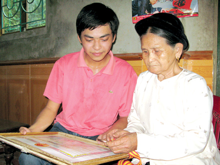 Cháu nội Nguyễn Sơn Tùng khoe với bà bằng khen học sinh giỏi quốc gia.