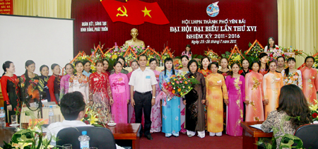 Ra mắt Ban Chấp hành phụ nữ khoá XVI, nhiệm kỳ 2011-2016
