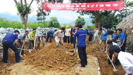 Cán bộ, đoàn viên thanh niên huyện Văn Yên tham gia lễ khởi công xây dựng nhà tình nghĩa cho mẹ liệt sĩ Lê Thị Soạn ở thôn Nghĩa Giang, xã Lang Thíp.