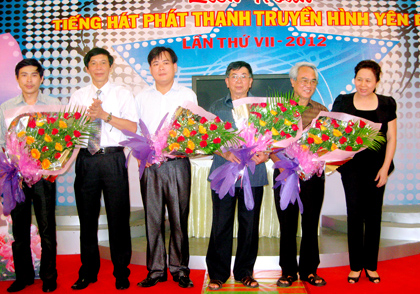 Phó chủ tịch UBND tỉnh và lãnh đạo Đài PTTH Yên Bái tặng hoa Ban giám khảo liên hoan.