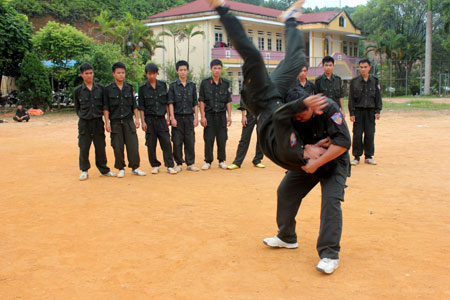 Cán bộ, chiến sỹ Phòng Cảnh sát bảo vệ và cơ động Công an tỉnh luyện tập võ thuật.
