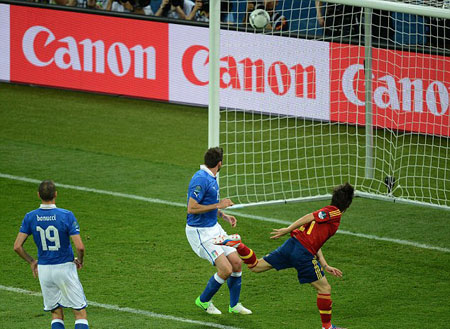 Hàng thủ của Italia không thể cản được sức tấn công của Tây Ban Nha.