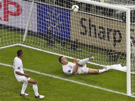 Pha bóng dẫn tới bàn thắng không được công nhận ở trận Ukraine thua Anh 0-1 tại Euro 2012.