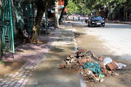 Đống đất, đá này ngay trước cổng Báo Yên Bái đã bị các nhà thầu “bỏ quên” gần 2 tháng nay, gây mất mỹ quan đô thị, cản trở giao thông.