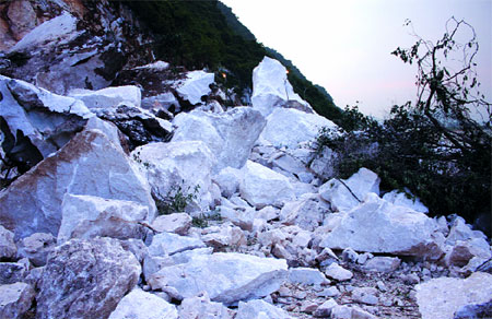 Hiện trường vụ sập mỏ đá tại xã Mông Sơn (Yên Bình) làm hai công nhân tử vong ngày 20/5/2012.
