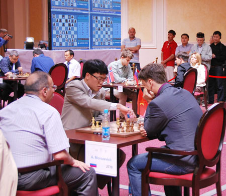 Quang Liêm (giữa) tại VCK giải cờ vua chớp nhoáng thế giới 2012.