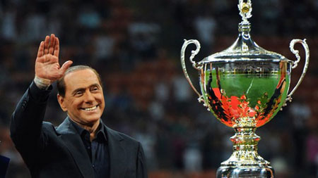 Chủ tịch Berlusconi quyết tâm bán hai ngôi sao của mình.