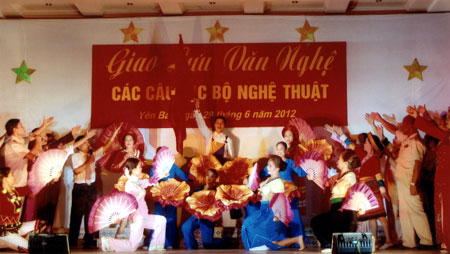 Các CLB nghệ thuật tỉnh phối hợp biểu diễn trong đêm giao lưu văn nghệ chào mừng kỷ niệm 67 năm Ngày thành lập Đảng bộ tỉnh Yên Bái.

