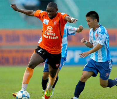 Nsi (21 SaiGon XT) đi bóng qua hậu vệ Khánh Hòa.