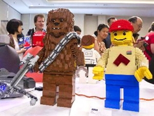 Khách tham quan bên cạnh những tác phẩm Lego tại liên hoan ngày 14/7.