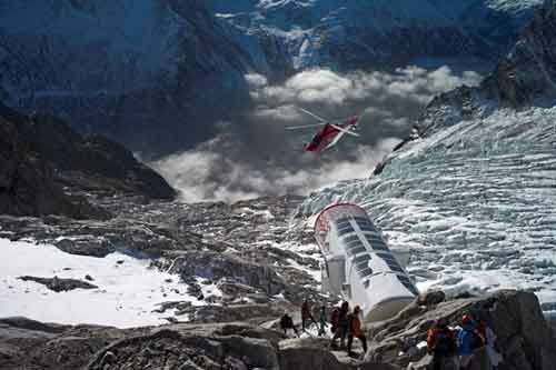 Toàn cảnh khách sạn nằm ở núi Mont Blanc, dãy Alps.