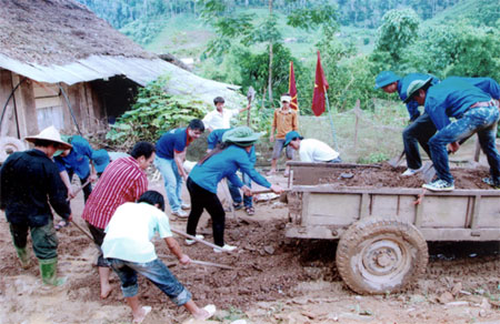 Thanh niên tình nguyện và đoàn viên xã Nà Hẩu hăng say sửa đường tại thôn Khe Tát.