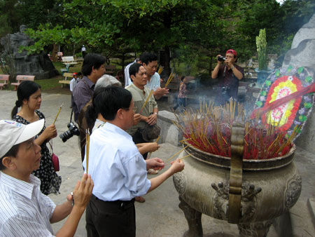 Các văn nghệ sĩ tỉnh Yên Bái thắp hương tưởng niệm liệt sĩ ở Nghĩa trang liệt sĩ Trường Sơn.