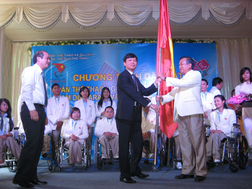 Ông Nguyễn Trọng Đàm, Thứ trưởng Bộ LĐ-TB-XH (thứ hai từ phải sang) trao cờ xuất quân.