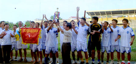 Đồng chí Tạ Xuân Hiếu - Giám đốc Sở Văn hóa thể thao và Du lịch trao cúp cho đội vô địch.
