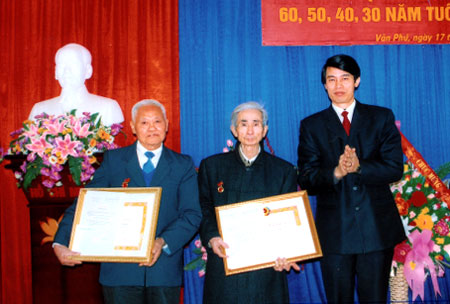 Đảng bộ xã Văn Phú trao huy hiệu Đảng cho các đảng viên.