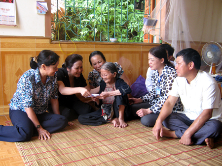 Đồng chí ngô Thị Chinh - Phó chủ tịch UBND tỉnh (người thứ 2, trái sang) cùng lãnh đạo huyện Văn Yên tặng quà Mẹ VNAH Đặng Thị Nhàu ở xã Tân Hợp.