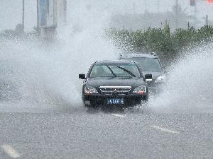Nước ngập trên đường phố Hải Khẩu, thủ phủ tỉnh Hải Nam, miền Nam Trung Quốc ngày 24/7.